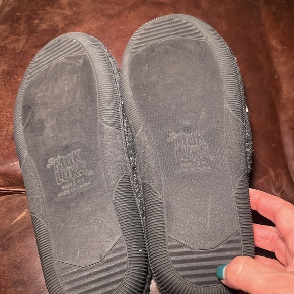Muk Luks Cozy Gray Fuzzy Slippers size 8-9 - Picture 6 of 7